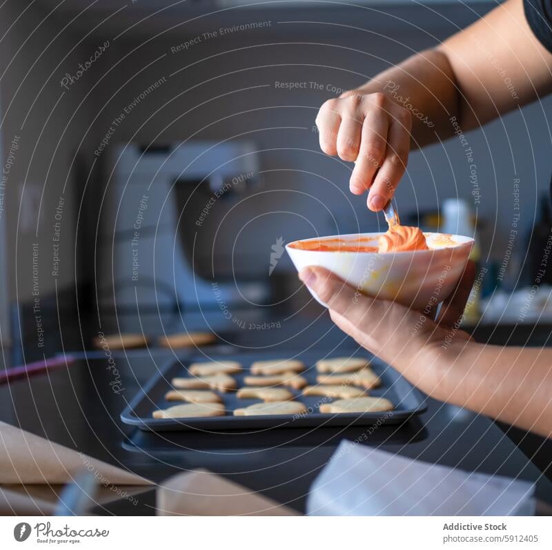 Hausgemachte Halloween-Kekse Dekoration Prozess in der Küche Dekoration & Verzierung selbstgemacht Zuckerguß Hand Kürbis Geist Form backen kulinarisch heimisch