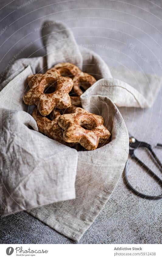 Selbstgebackene Lebkuchensterne in rustikalem Ambiente Keks selbstgemacht sternförmig Schere Stoff handgefertigt Handwerk festlich Weihnachten Feiertag Dessert