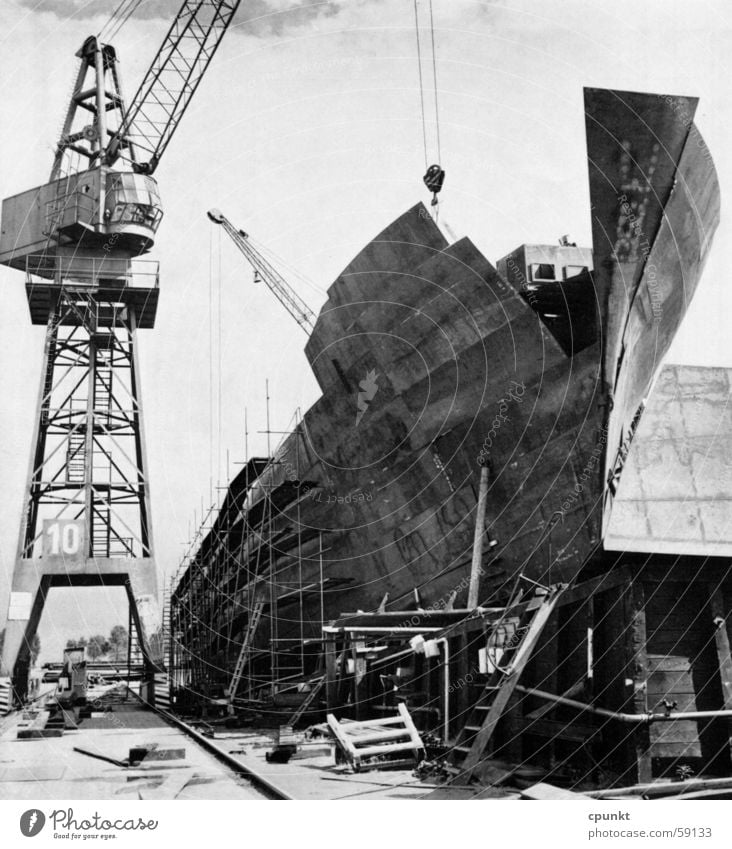 Elsflether Werft Werftkran Schiffsneubau 1960 schwaz-weiß Schiffswerft