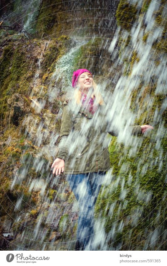 Trockendusche Lifestyle Freude Leben Junge Frau Jugendliche Körper 1 Mensch 18-30 Jahre Erwachsene Wassertropfen Moos Felsen Wasserfall Hut Mütze blond genießen