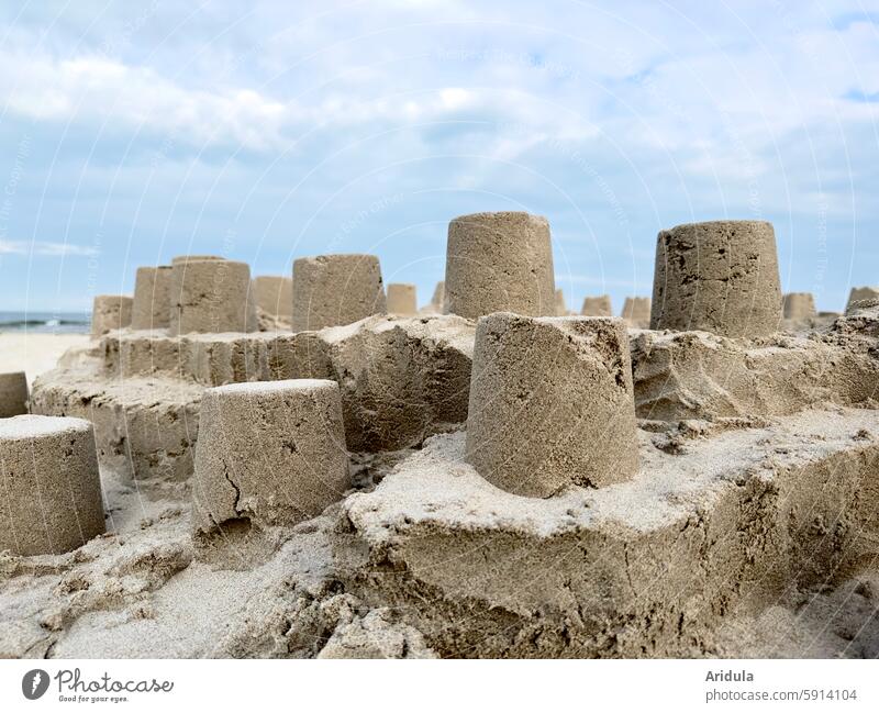 Sandburg am Strand Burg Kind spielen bauen Eimer Urlaub Spielen Ferien & Urlaub & Reisen Meer Sommer Kindheit Sommerurlaub Küste Sandstrand Architektur Turm