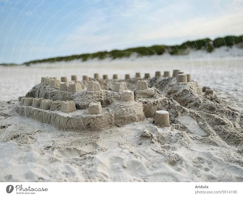 Sandburg am Strand mit Düne Burg Kind spielen bauen Eimer Urlaub Spielen Ferien & Urlaub & Reisen Meer Sommer Kindheit Sommerurlaub Küste Sandstrand Architektur