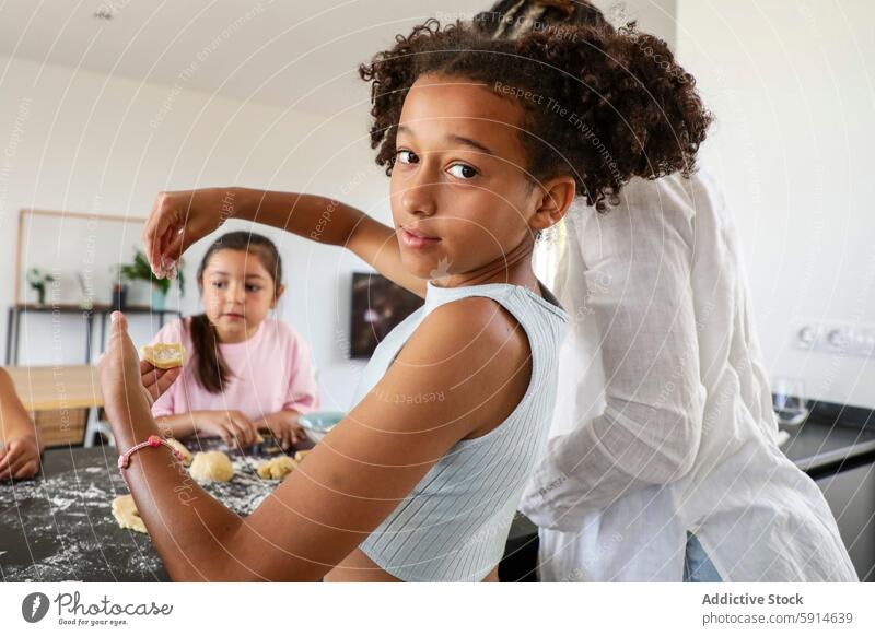 Familie beim Plätzchenbacken in einer modernen Küche Keks Mädchen Geschwisterkind selbstgemacht gemütlich Lächeln Vorbereitung Moment Kind Teigwaren