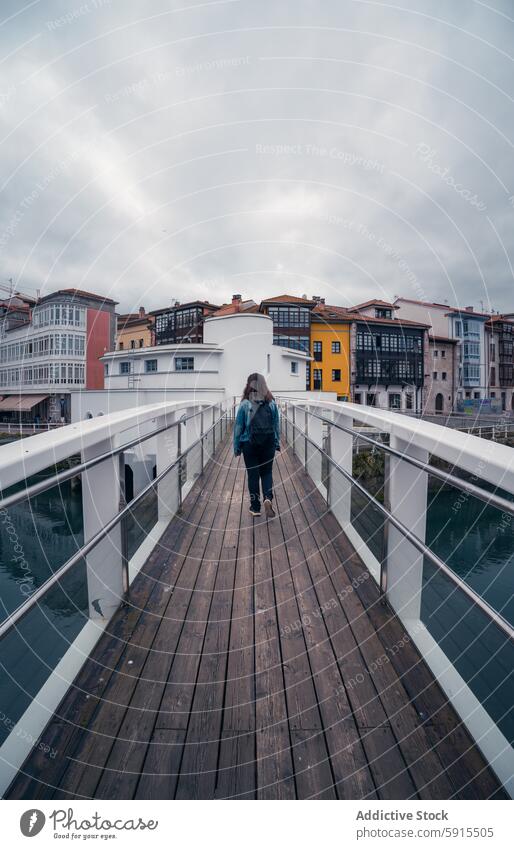 Frau geht auf Brücke mit bunten Gebäuden in Llanes llanes Asturien Farbe reisen Tourismus Architektur urban Himmel Stimmung Fernweh schlendern Spaziergang