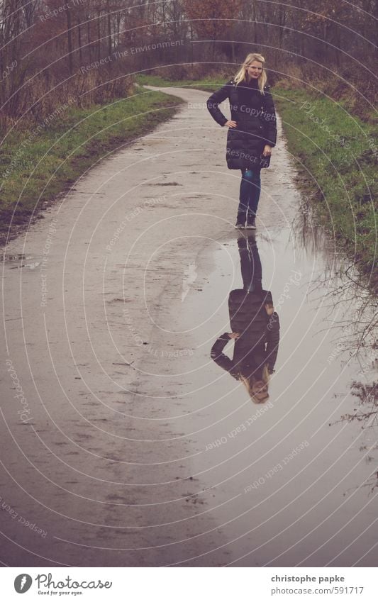 Doppeltes Lottchen Frau Erwachsene 1 Mensch 13-18 Jahre Kind Jugendliche 18-30 Jahre Wald Wege & Pfade blond stehen Spiegelbild trüb Novemberstimmung Pfütze