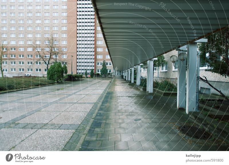 plattenende Stadt Hochhaus Symmetrie Zentralperspektive Ministerium für Staatssicherheit Berlin Gang Farbfoto Außenaufnahme Licht Schatten Kontrast