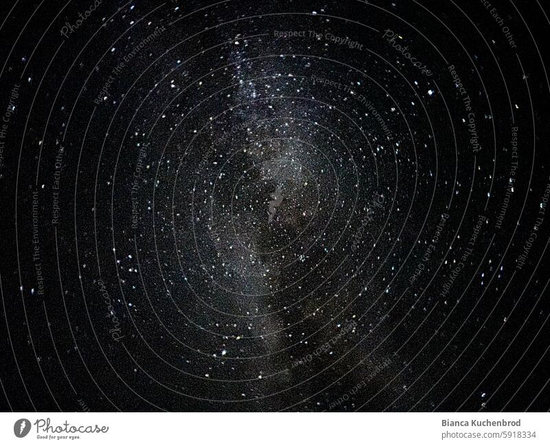 Milchstraße am Nachthimmel in freier Natur Sternenhimmel Milchstrasse Langzeitbelichtung Galaxie dunkel Außenaufnahme Weltall Himmel Astronomie sternenklar