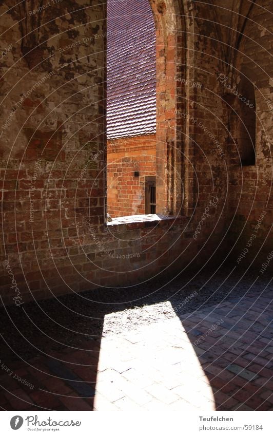 Kloster Chorin Mauer Atrium Vorhof Backstein Gemäuer Fensterbogen dunkel Stein Sonne Strahlung