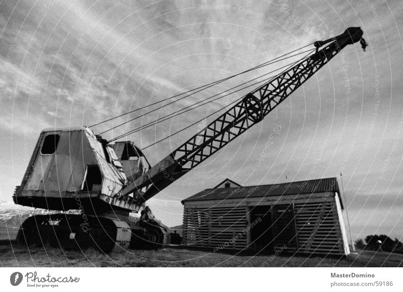 Des Baggers Bruder Kran Baukran Baustelle Haus Maschine Führerhaus Fahrzeug Wolken Gras Weitwinkel Rost ausgemustert verfallen Hütte Gerät Arme Kette Rad Metall