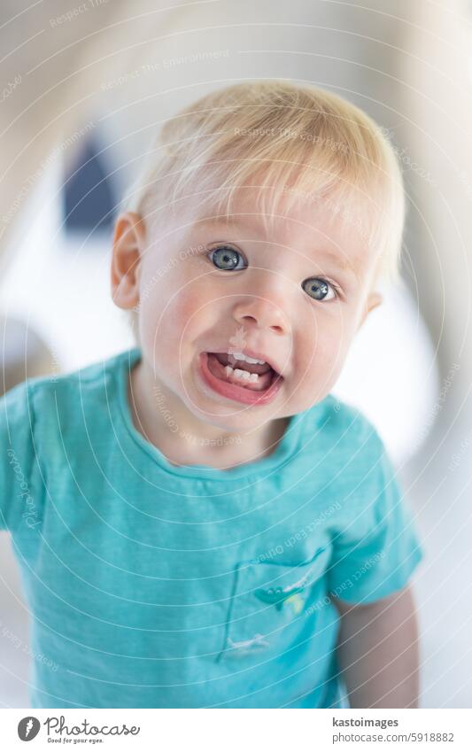 Porträt der niedlichen kleinen Säugling Baby Junge Kind spielt auf Spielplatz im Freien. Kleinkind spielt auf Schule oder Kindergarten Hof. Sliden Kindheit