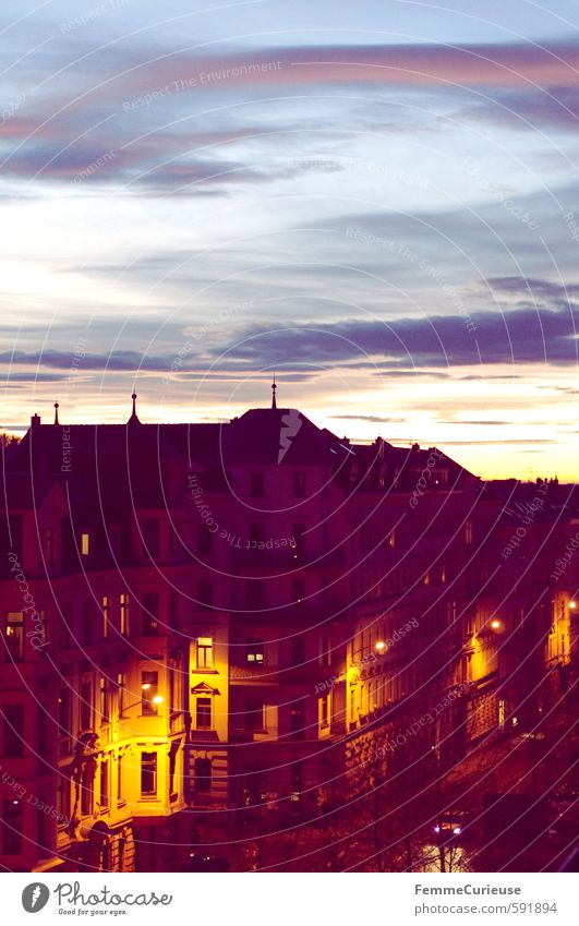 Abendstimmung. :) Stadt Altstadt Haus Zufriedenheit Sehnsucht Heimweh Skyline Wohngebiet Dach Aussicht Dachterrasse Häusliches Leben Altbau Altbauwohnung