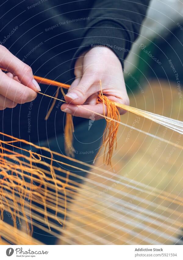 Handwerkliche Technik des Garnwebens in Aktion Weberei Webstuhl Textil Fähigkeit Handwerkskunst orange Sehne Gewebe Mühle Inszenierung Industrie Herstellung