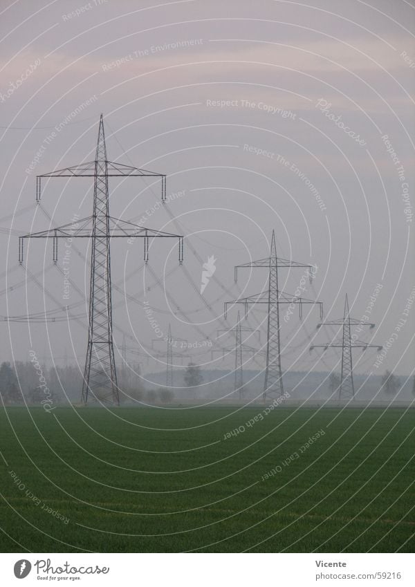 Electric 11 Strommast Elektrizität Hochspannungsleitung Starkstrom Leitung Rascheln Isolatoren Energiewirtschaft Baum Feld grün Wiese Nebel Reh Wolken Dämmerung