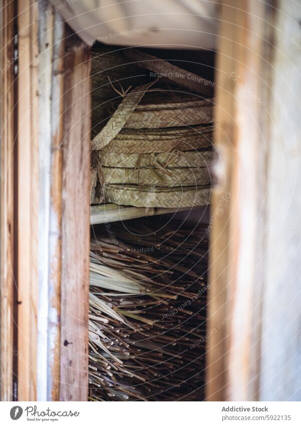 Handgewebt aus Palimtstreifen und Rohstoffen in der Werkstatt eines lokalen Künstlers handgewebt Handwerk Kunstgewerbler palmito Material rustikal traditionell