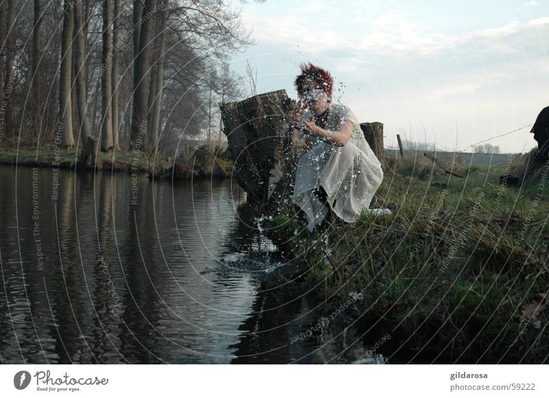 Weiße Magie See Meer weiß grün Winter Kleid Reflexion & Spiegelung Wasseroberfläche Morgen Leichtigkeit rot rothaarig Ostermontag Küste Sehnsucht kalt