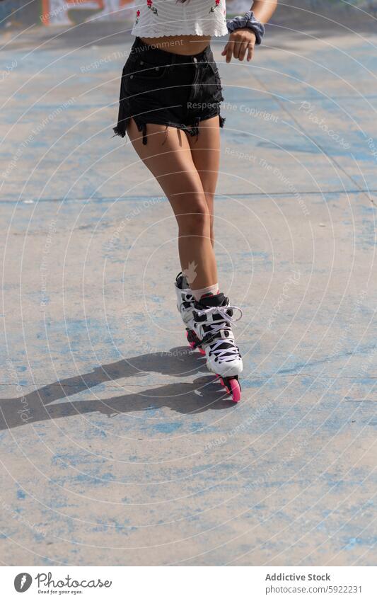 Frau auf Rollschuhen im Skatepark Rollerblade Schlittschuh Straßenbelag Sport Bein Training Wellness Aktivität Lifestyle Hobby sportlich Übung aktiv jung