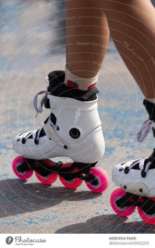 Frau auf Rollschuhen im Skatepark Rollerblade Schlittschuh Straßenbelag Sport Bein Training Wellness Aktivität Lifestyle Hobby sportlich Übung aktiv jung