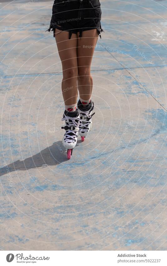 Frau auf Rollschuhen im Skatepark Rollerblade Schlittschuh Straßenbelag Sport Bein Training Wellness Aktivität Lifestyle Hobby sportlich Übung aktiv jung