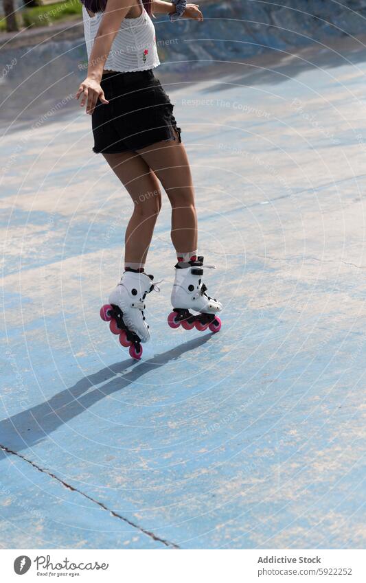 Frau auf Rollschuhen im Skatepark Rollerblade Schlittschuh Straßenbelag Sport Bein Training Wellness Aktivität Lifestyle Hobby sportlich Übung aktiv jung