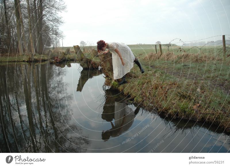 Spiegelwelt Spiegelbild See Meer weiß grün Winter Kleid Reflexion & Spiegelung Wasseroberfläche Morgen Leichtigkeit rot rothaarig Ostermontag Küste Sehnsucht