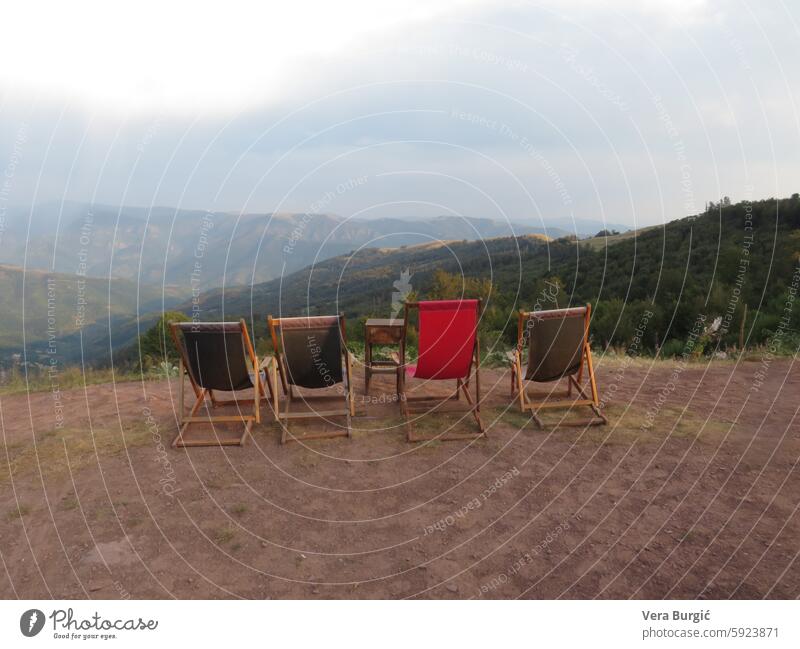 Vier Stühle mit Blick auf den Berg Bergblick szenische Bestuhlung Outdoor-Stühle Panoramalandschaft Rückzugsgebiet in den Bergen friedliche Umgebung