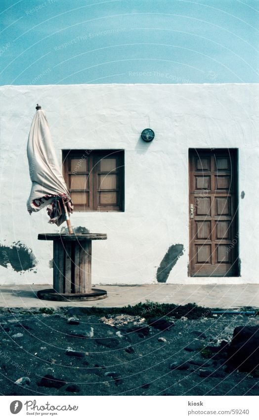 sommerhaus Haus Sonnenschirm geschlossen Fenster Wand Tür