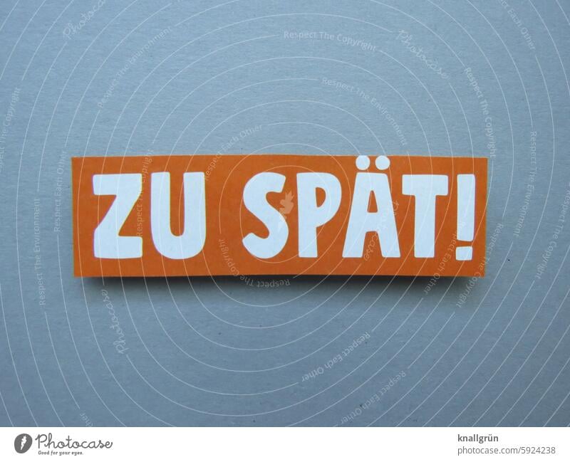 Zu spät! zu spät vorbei Text unpünktlich Zeit Termin & Datum Chance verpasst Stress Farbfoto Uhr Eile Kommunizieren orange weiß grau Menschenleer Nahaufnahme