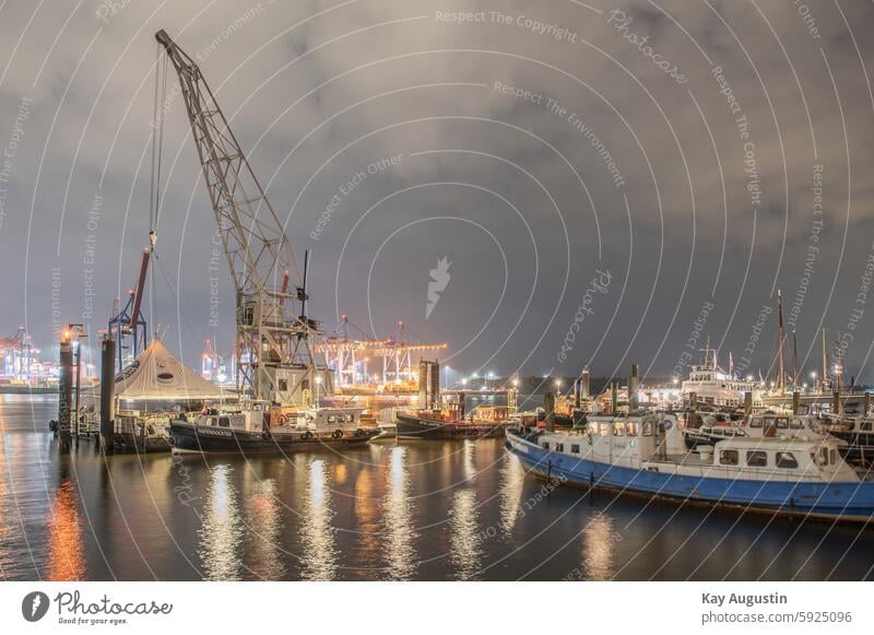 Alter Schwimmkran Övelgönne Hamburg Sehenswürdigkeit Außenaufnahme Hafenstadt Farbfoto Langzeitbelichtung Dämmerung Wahrzeichen Menschenleer Elbe Nacht