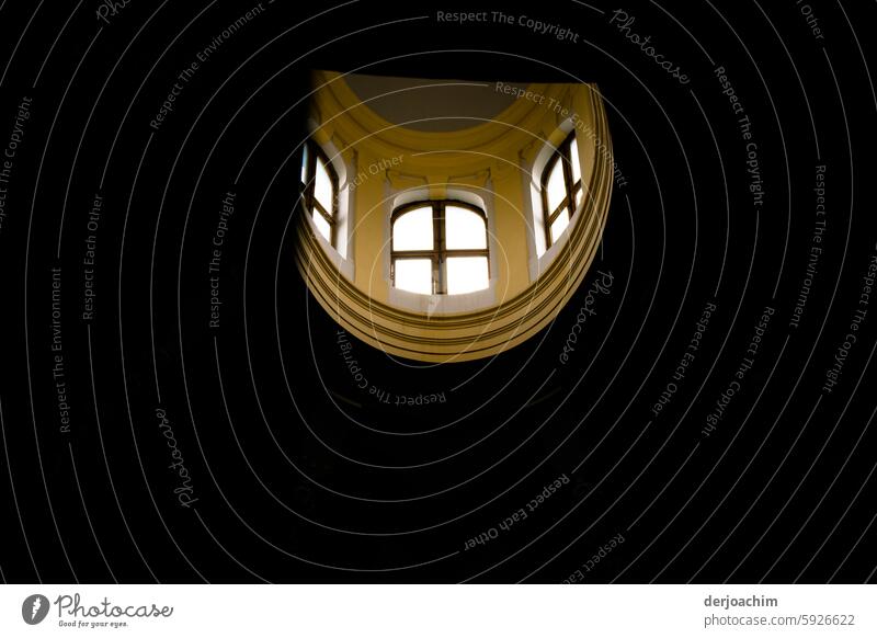 Bahnhofs Oberlicht Innenaufnahme Himmel Fenster Architektur Wand Haus Tag Schatten Farbfoto Licht Mauer Gedeckte Farben Sonnenlicht Bauwerk Fassade Menschenleer