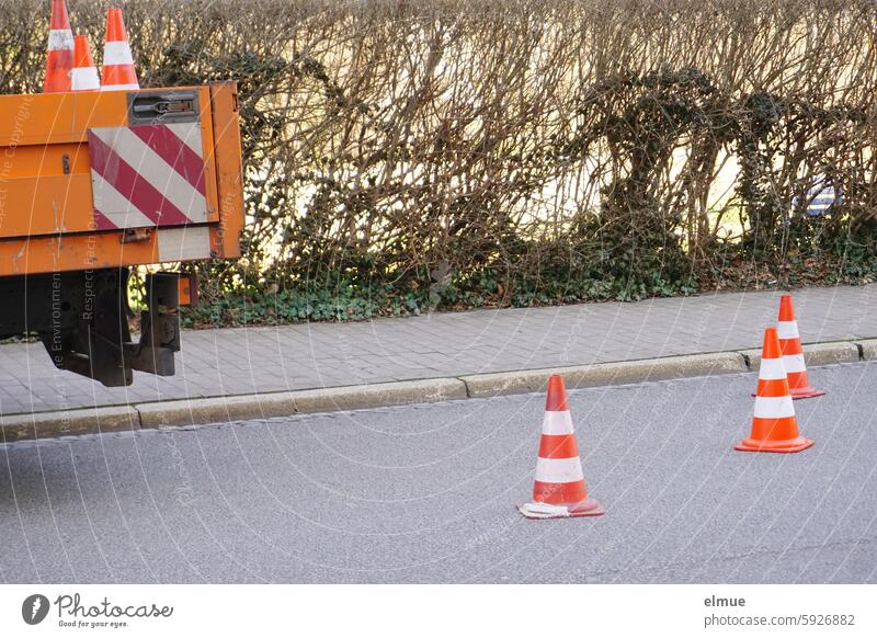 Fußweg- und Straßenabsperrung mit Leitkegeln Absperrung Pylon Verkehrshütchen Straßensperrung Warnhütchen Hütchen Blog rot-weiß Verkehrswacht Fahrzeug