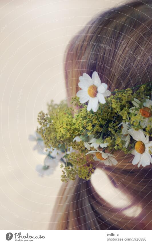 Unbekanntes Blumenmädchen Blumenkranz Haar Kranz