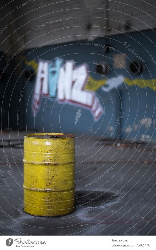 alles für die tonne. Industrie Energiewirtschaft Industrieanlage Fabrik Ruine Mauer Wand Fass Stein Beton Metall Schriftzeichen Graffiti stehen dreckig rund