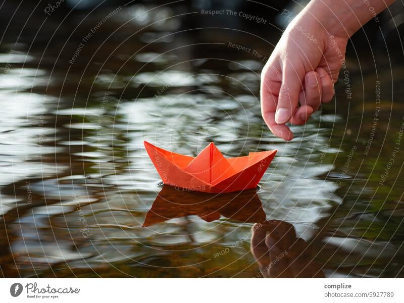 Letztes .....gute Reise! Papierschiff Ziel Segelschiff Schifffahrt Strand Flussufer Küste Seeufer Wellen Natur Wasser Umwelt Kind Sonne Sommerurlaub Freiheit