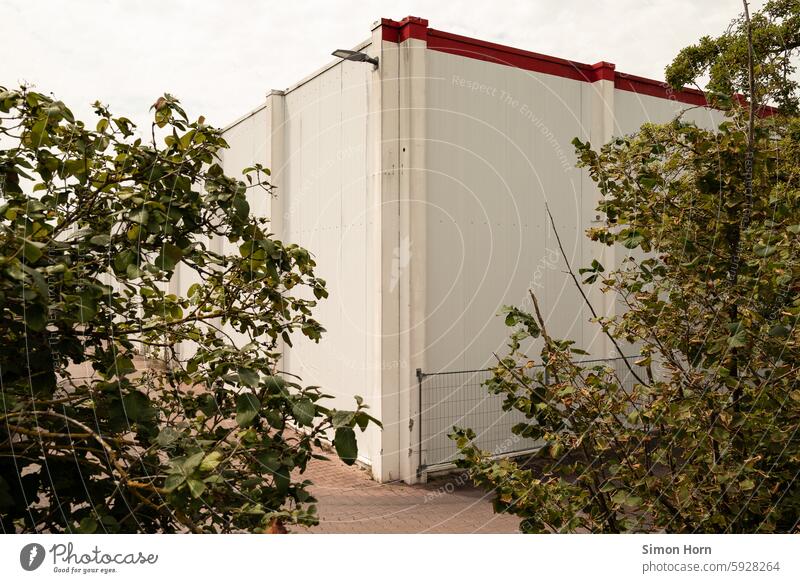 Ecke eines großen Industriegebäudes Halle Gebäude Industriegebiet Gewerbegebiet Industriehalle Lagerhalle fensterlos Arbeit & Erwerbstätigkeit Warenlager