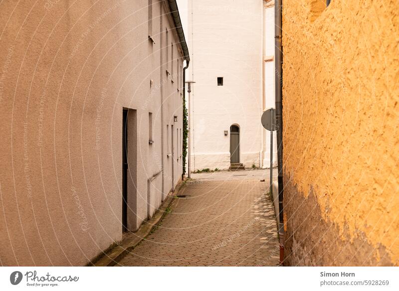 schmale Gasse führt zu einem Kirchengebäude Kleinstadt Altstadt Stadt Bebauung Stadtkern Innenstadt historisch Architektur