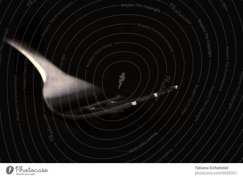 Gabel, seitliche Ansicht, schwarz-weiß, lowkey-Aufnahme Besteck Küche Ernährung Schwarzweißfoto Unschärfe silber Innenaufnahme Nahaufnahme