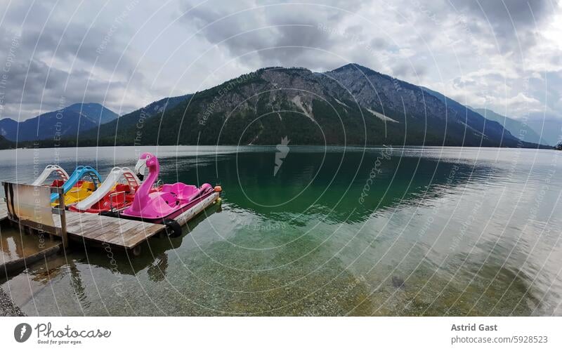 Bunte Tretboote auf dem Plansee in Österreich mit dunkler Wolkenstimmung sehen Gewässer Steg Stiefel tretboote gebirge Berge bergsee Wasser Himmel wolken wolkig