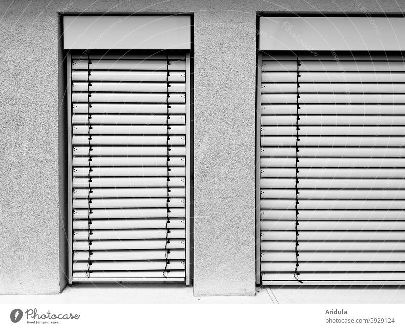 Zwei Fenster mit geschlossenen Rollläden Rollladen Haus Fassade Gebäude Jalousie Rollo Architektur Wand grau Mauer Putz Rauputz Sichtschutz Lichtschutz s/w