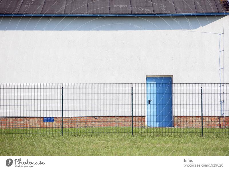 Geschichten vom Zaun .158 Tür Haus Wiese Dach Putz Wand Mauer Backstein blau Blitzableiter sonnig Schatten schutz sicherheit grenze Fassade Barriere Gebäude