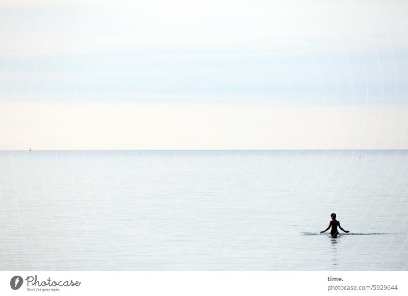 Riesenfreibad Küste Schatten Sommer Natur Erholung Ostsee Meer Schutz Ferien & Urlaub & Reisen Himmel Sommerwind Horizont baden Junge kühl wasser Arme