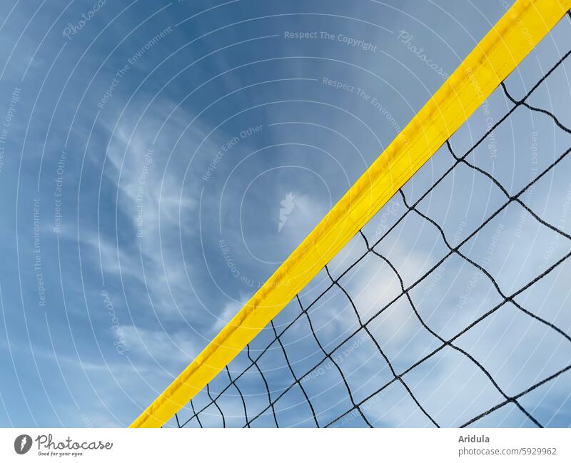 Beachvolleyballnetz vor blauem Himmel Netz Volleyball Volleyballnetz Spiel Freizeit & Hobby Sport Ballsport Spielen Strand Sommer Ferien & Urlaub & Reisen