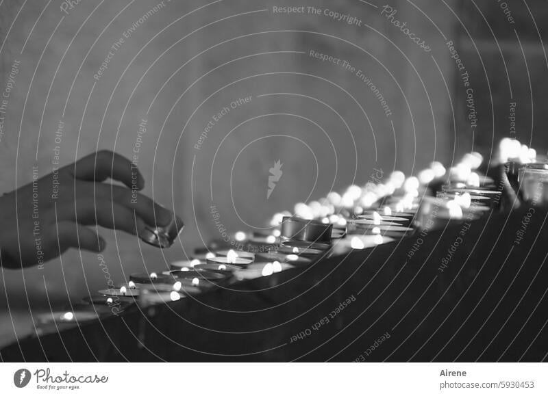 so viele Erinnerungen Meditation dunkel ruhig Flamme Kerze meditativ Altar Kerzenaltar Bitte erinnern Wärme Andacht Transzendenz Tod Stimmung Gott Ritual