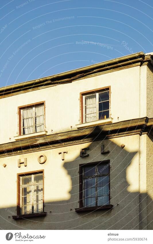 HOTEL  Schriftzug an einem maroden Gebäude Hotel lost places Unterkunft Übernachtung Fenster Schatten wohnen verlassen unbewohnt Blog schlafen Vergangenheit