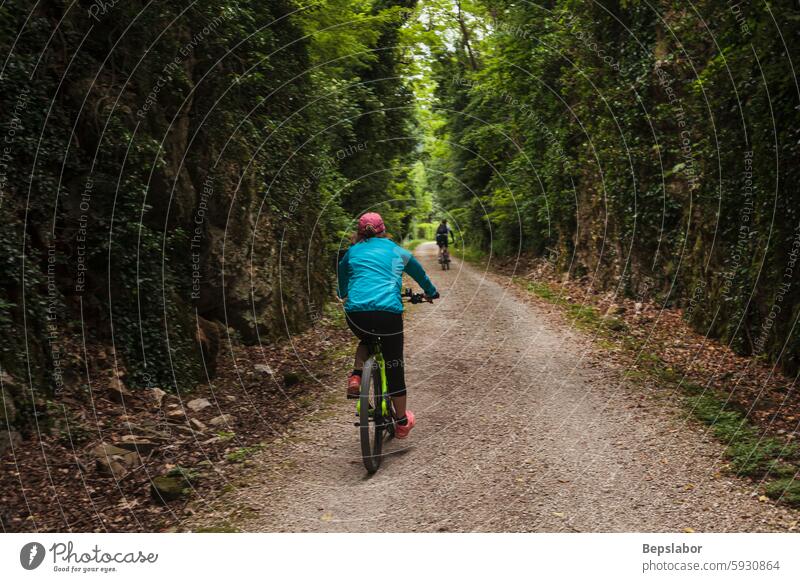 Radfahrer auf Waldweg horizontal im Freien Lebensstile Fotografie Textfreiraum Bewegung Menschen Reiten Sport Waldgebiet Fahrrad Kopfbedeckung