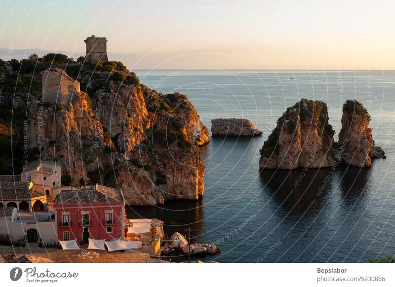 Tonnara di Scopello, Provinz Trapani, Sizilien. Italien Natur MEER reisen mediterran Urlaub Faraglioni Küste blau Landschaft Meereslandschaft Strand Tourismus