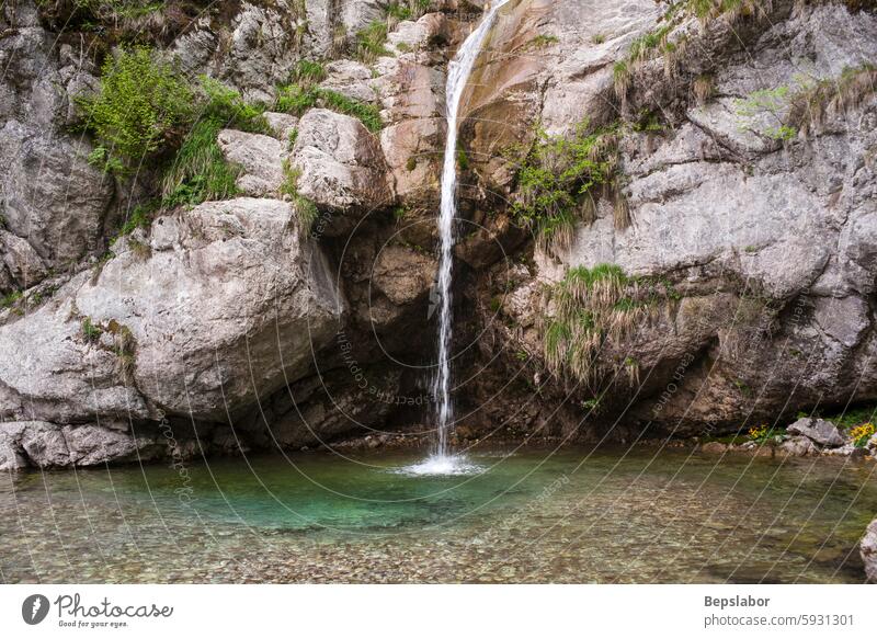 Blick auf einen Wasserfall, Slowenien Fluss natürlich Natur Kaskade Höhle Klippe Tropfen Erkundung fallen Landschaft malerisch slowenisch soca strömen reisen