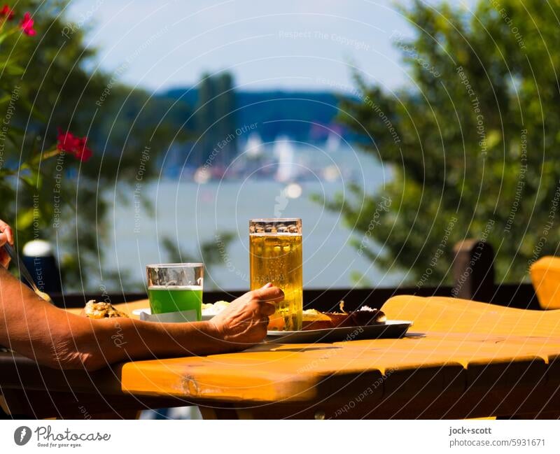 Biergarten mit Blick auf den Wannsee Alkohol Bierglas Gastronomie