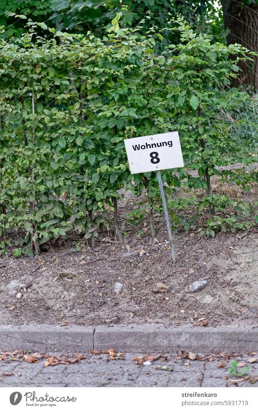 Kleinstwohnung im Grünen Wohnung wohnen Wohnungsnot Schild Hecke Parkplatz Wohnungssuche Immobilienmarkt Häusliches Leben Wohnungsangebot Wohnungsmangel