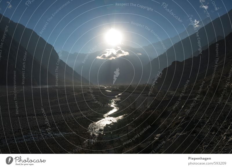 Einsame Abendwolke Umwelt Natur Landschaft Erde Sand Wasser Himmel Wolkenloser Himmel Sonne Sonnenaufgang Sonnenuntergang Schönes Wetter Dürre Feld