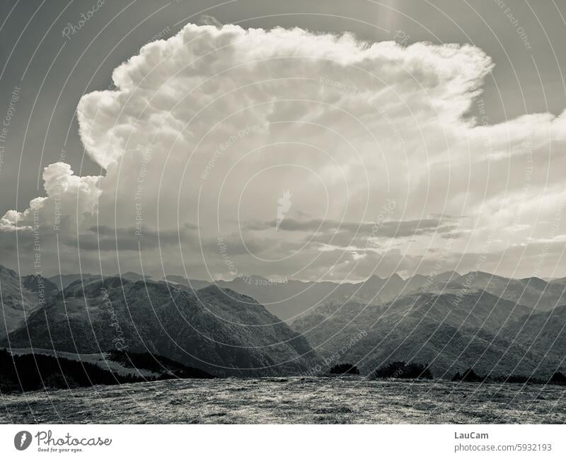 Wetterwechsel - da braut sich was zusammen Wolken Wolkenformation Berge in den Bergen aufziehendes Gewitter Gewitterwolken Himmel bedrohlich schlechtes Wetter